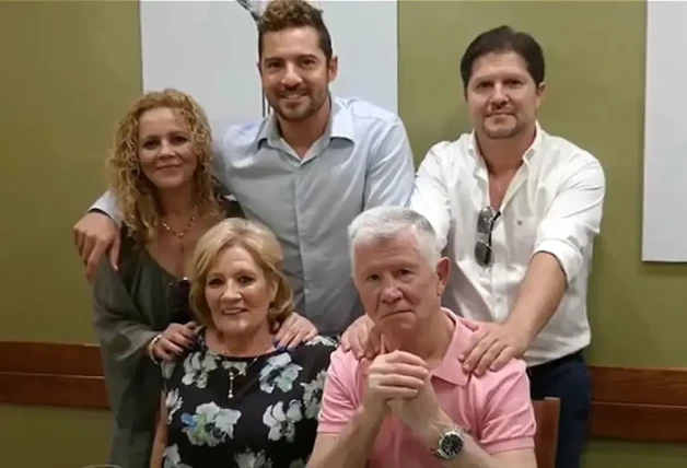 David Bisbal posando junto a sus padres y hermanos.