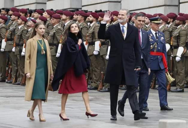 Los Reyes y la Princesa fueron recibidos por el presidente Pedro Sánchez.