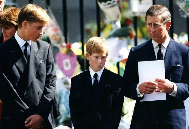 Guillermo y Harry con su padre Carlos en el funeral de Lady Di.