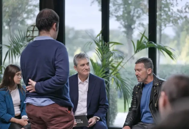 Antonio Banderas siendo entrevistado en el programa de Guillermo Fesser '100% únicos'.