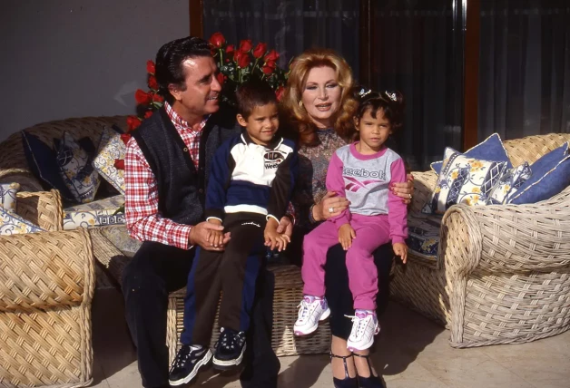 Gloria Camila José Fernando de niños con sus padres adoptivos José Ortega Cano y Rocío Jurado.