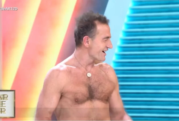 Alessandro Lequio sin camiseta en el plató del programa de Ana Rosa