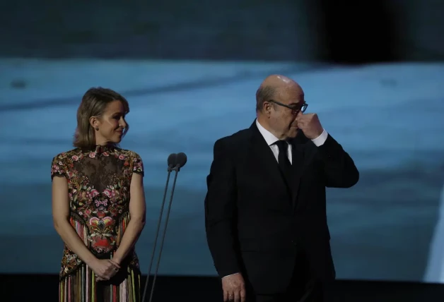 Antonio Resines llora en los premios Forqué 2022, acompañado por Silvia Abascal