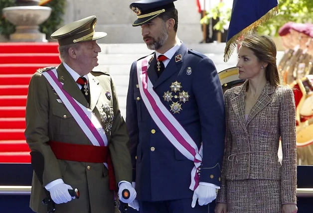 El rey Felipe, muy serio con su padre, Juan Carlos.