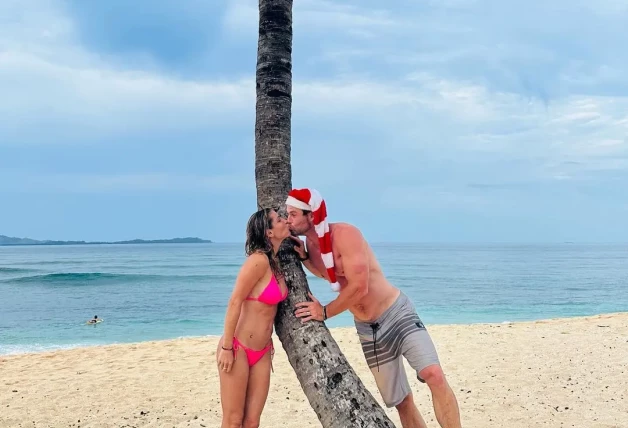 Elsa Pataky y Chris Hemsworth en la playa en la Navidad de 2022.