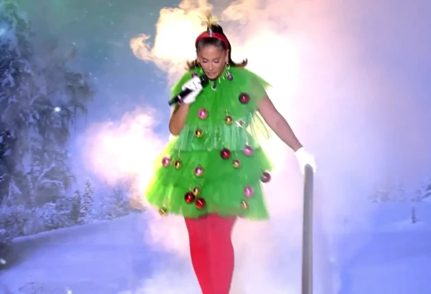 Anabel Pantoja en el plató de 'GH VIP' disfrazada de árbol de Navidad.