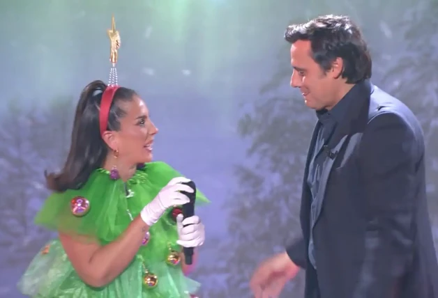 Anabel Pantoja en el plató de 'GH VIP' disfrazada de árbol de Navidad.