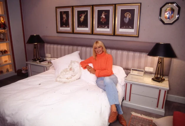 Bárbara Rey posando en la cama de su dormitorio