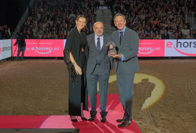 Recogiendo el premio del SICAB en presencia del organizador del salón y de su hermana, Alejandra.