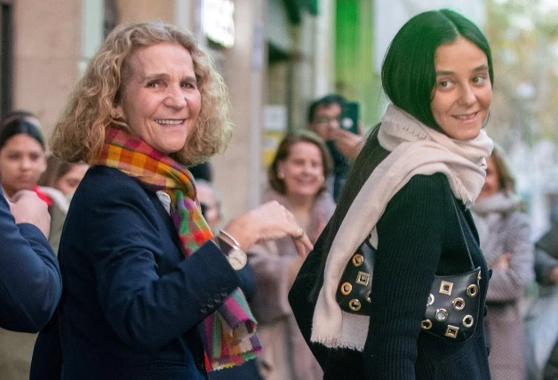 Froilán y Victoria Federica saliendo del restaurante con su madre por su 60º cumpleaños