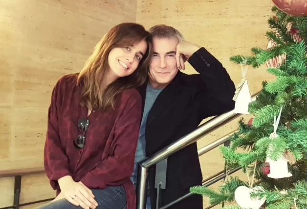Isabel Jiménez y David Cantero en una imagen con un árbol de Navidad