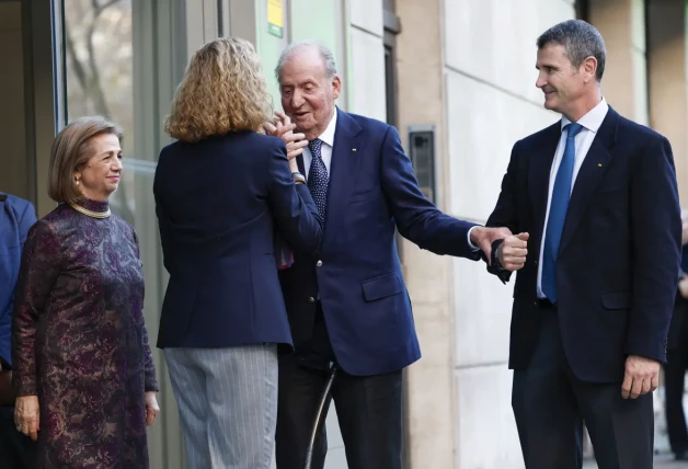 El rey Juan Carlos y la infanta Elena se despiden con un saludo secreto