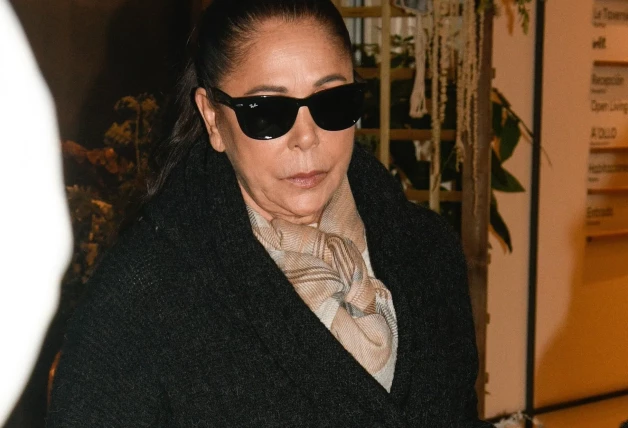 Isabel Pantoja, muy seria y con gafas de sol. Foto: EP.