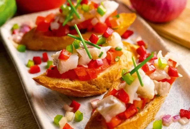 Montaditos de bacalao con tartar de tomate