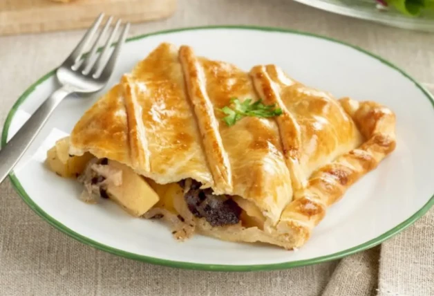 Empanada de morcilla con cebolla caramelizada y manzana