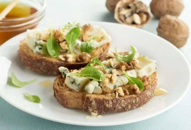 Tostas de roquefort con nueces y miel