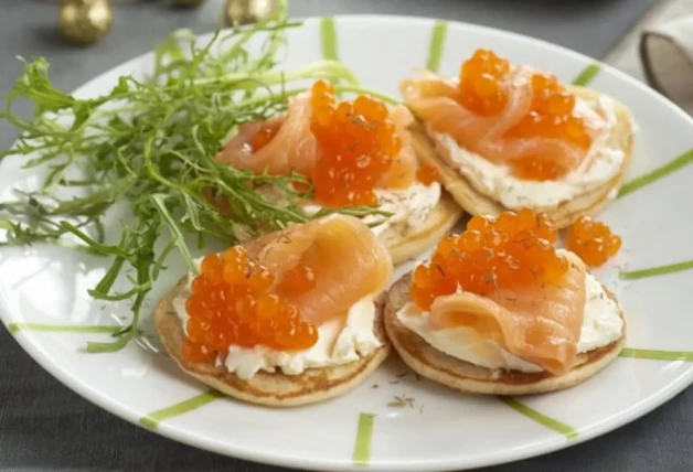 Blinis de salmón ahumado y mascarpone