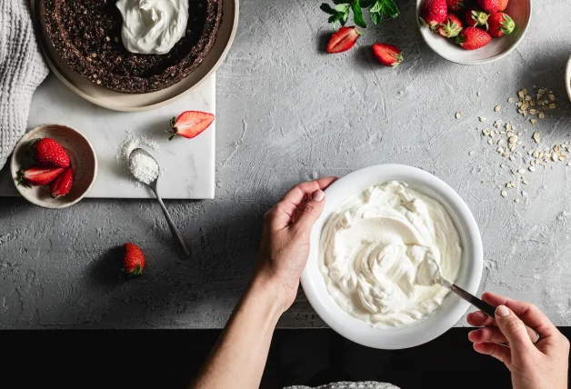 Chef femenina mezclando yogur en un tazón