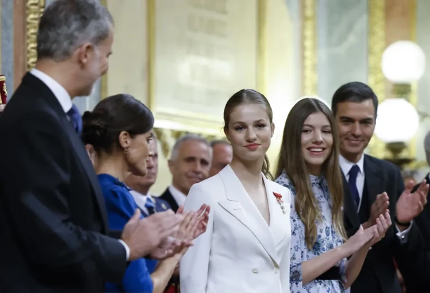 La princesa Leonor, aplaudida por sus padres, su hermana y el presidente Sánchez tras jurar la Constitución