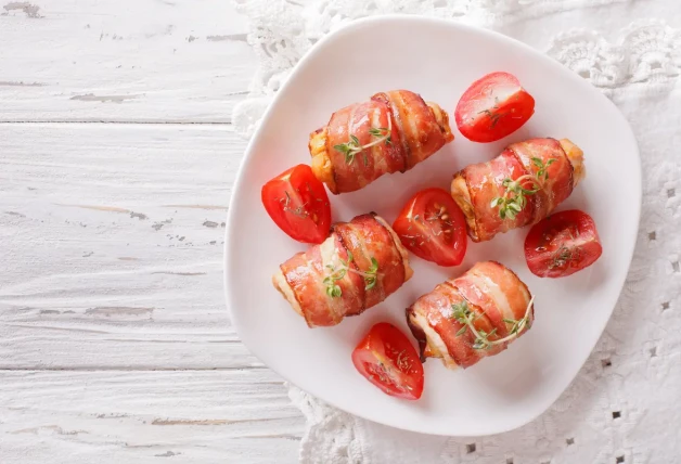 rollitos de pechuga de pollo con beicon rellenos de jamón y queso