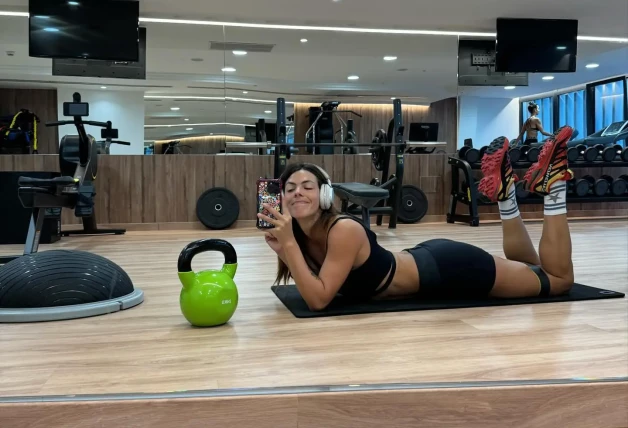Laura Matamoros frente al espejo con ropa de ejercicio