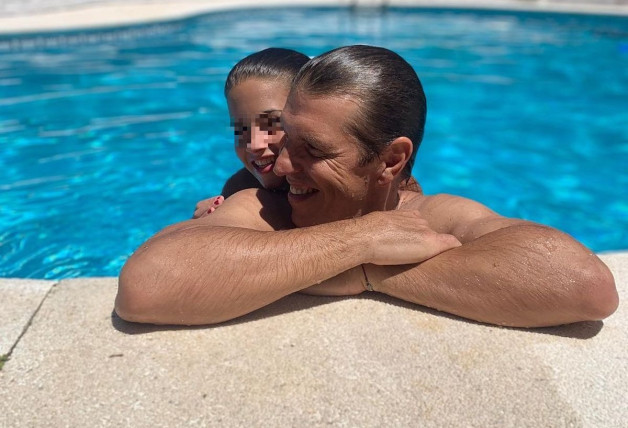 Manuel Díaz El Cordobés con su hija Alba de pequeña