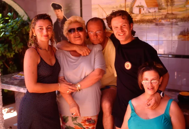 Una foto familiar retrospectiva de Arévalo, su mujer Elena, sus hijos, Paco y Nuria, y la esposa de Paco.