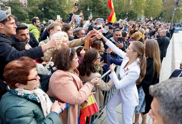 Leonor saludando a los ciudadanos asistentes al acto de la jura de la Consitución.