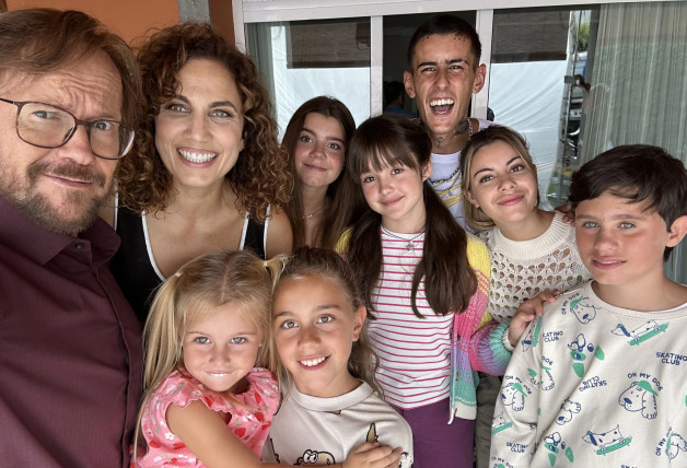 Santiago Segura y Toni Acosta con el resto de actrices de 'Padre no hay más que uno 4'