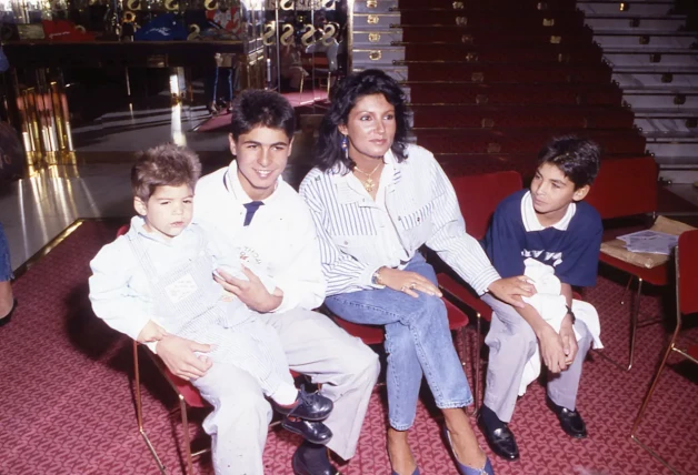 Julián Contreras de niño con sus hermanos y su madre, Carmina Ordóñez.