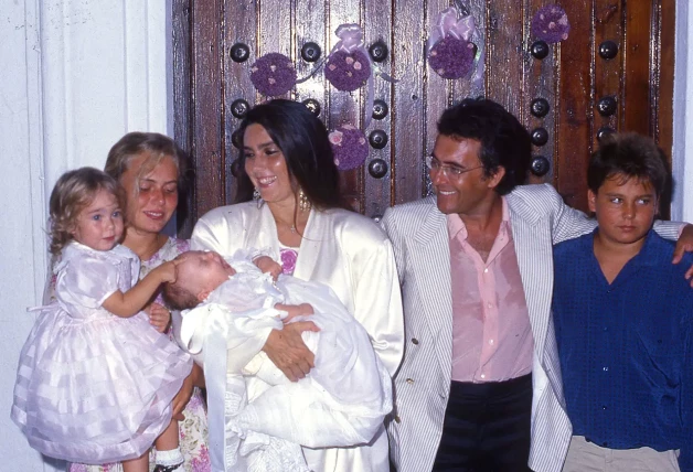 Al Bano con su primera mujer, Romina, y sus cuatro hijos: Ylenia con Cristel en brazos; la pequeña Romina, bebé; y Yari, a su lado.