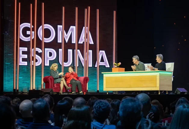 Fesser y Cano aplaudiendo la intervención de la vicepresidenta Nadia Calviño y la especialísima crítica de cine de ‘Gomaespuma’, Cándida Villar.