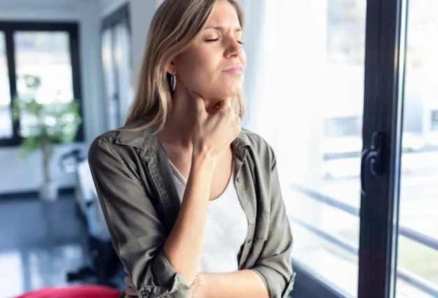 Mujer con dolor de garganta