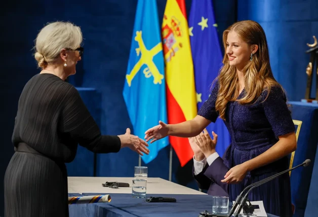 Leonor saludando a Meryl Streep.