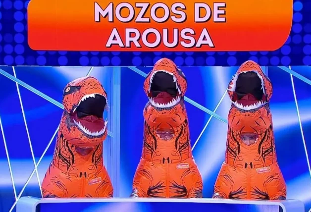 Los Mozos de Arousa disfrazados de dinosaurios.