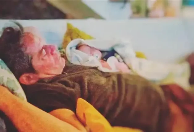 Jorge Sanz haciendo la siesta junto a su nieto en una imagen retrospectiva.