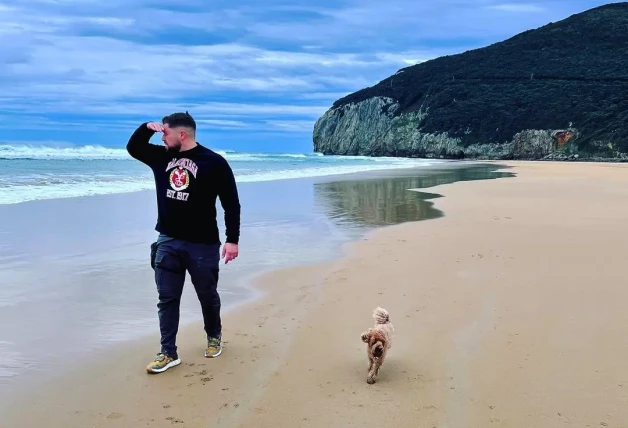 Kike Quintana con su perrito en la playa