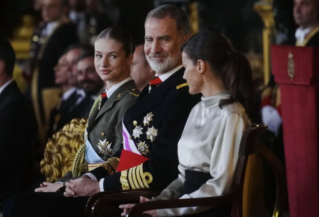 La princesa Leonor, el rey Felipe VI, y la reina Letizia, durante la recepción en el Palacio Real con motivo de la Pascua Militar