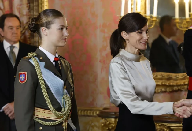La princesa Leonor y la reina Letizia, durante la recepción en el Palacio Real con motivo de la Pascua Militar