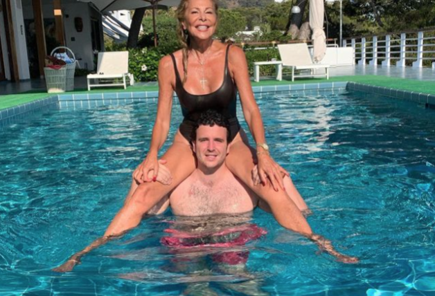 Ana Obregón en la piscina con su hijo.