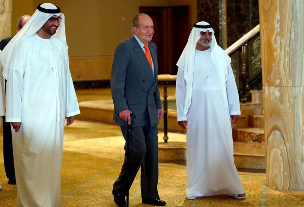 Don Juan Carlos con miembros de la Familia Real emiratí, que le ha brindado todo su apoyo.