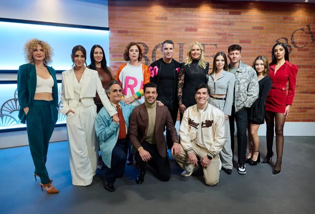 Los presentadores, Jesús Vázquez y Valeria Mazza, con parte de los concursantes de “Bailando con las estrellas”.