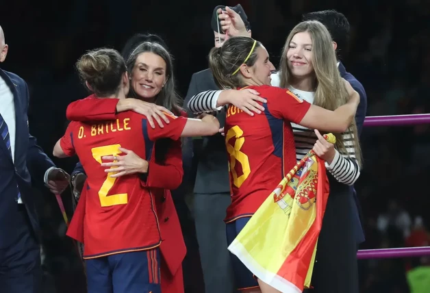 La infanta Sofía celebrando junto a su madre la reina Letizia la victoria de La Roja en el mundial de fútbol femenino.