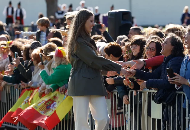 La infanta Sofía saludando a los ciudadanos