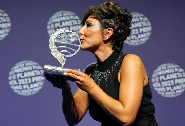 Sonsoles Ónega besando el Premio Planeta.