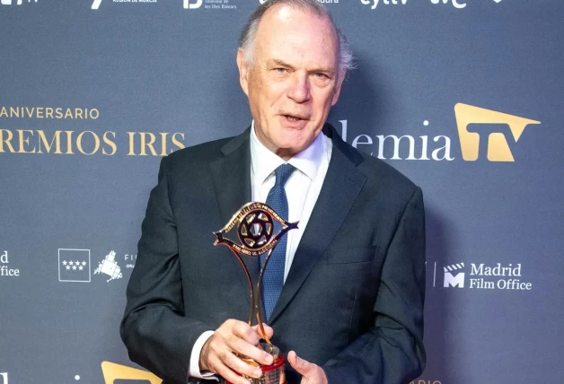 Pedro Piqueras posa con su premio tras la ceremonia de entrega de los Premios Iris que otorga la Academia de la Televisión. Foto: EP