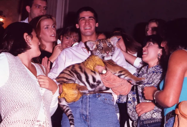 Jesulín rodeado de mujeres con su tigre Currupipi en brazos.