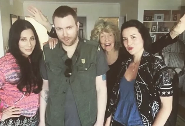 Cher con su hijo y su familia política.