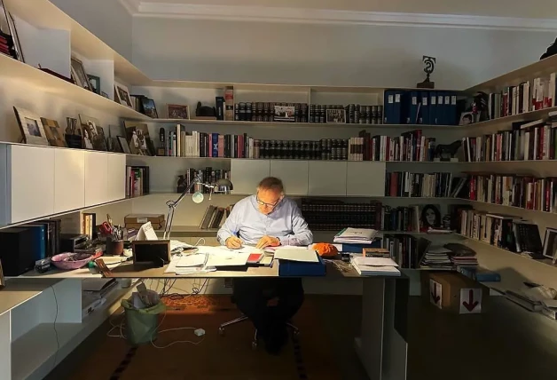 Pedro Piqueras en el despacho de su casa