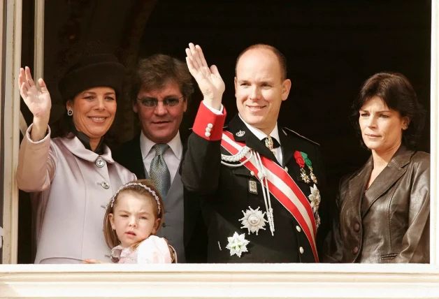 Carolina de Mónaco y Ernesto de Hannover y su hija, Alejandra, con el príncipe Alberto de Mónaco, el Día Nacional de Mónaco del 2004.
